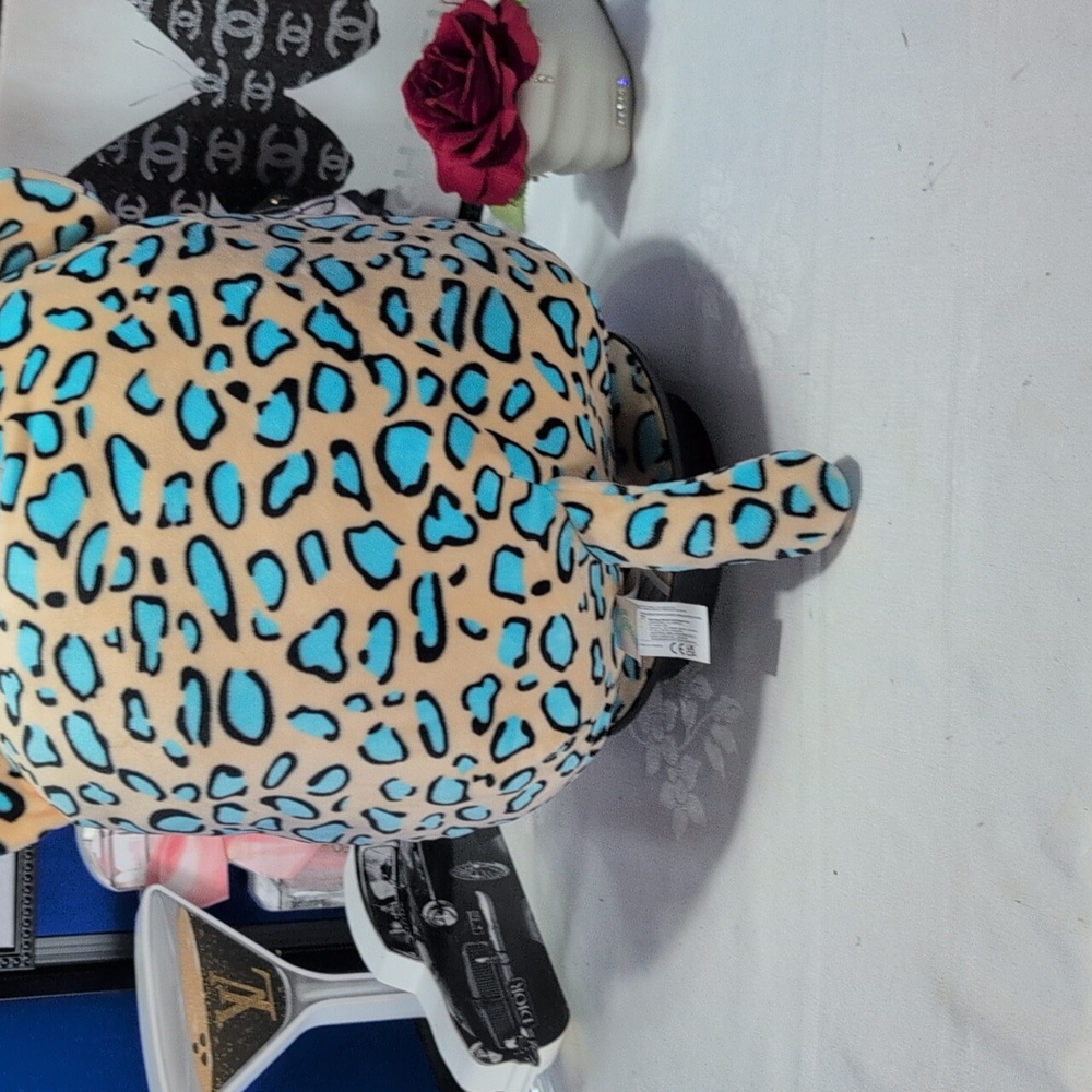 Squishmallows - 16" Emango The  Leopard Plush with Blue and Pink Hearts - Picture 3 of 7